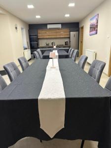 a conference room with a black table and chairs at Furmint Vendégház in Tállya