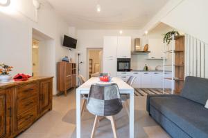 a kitchen and living room with a table and a couch at Macondo Agriliving Apartments in Castiadas