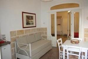 een woonkamer met een bank en een tafel bij Corte Lecciso in Leverano
