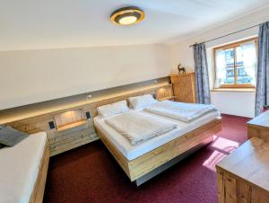 a bedroom with two beds and a window at Ferienwohnung Jodlschmid in Ruhpolding