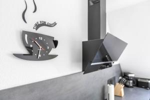 a clock on a wall with a lizard on it at Fewo Kleine Auszeit 100qm in Friedrichskoog