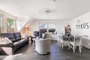 a living room with a couch and a table at Fewo Kleine Auszeit 100qm in Friedrichskoog