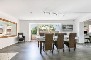 a dining room with a table and chairs at Fewo Freiraum mit großer Terrasse in Friedrichskoog