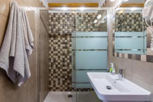 a bathroom with a sink and a mirror at La Cabaña de Manuela in Bustantegua +21 photos