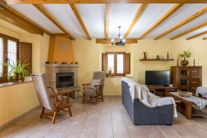 a living room with a couch and a tv at La Cabaña de Manuela in Bustantegua