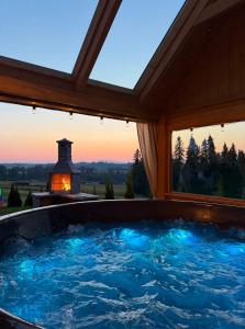 a jacuzzi tub with a view of the sunset at Apartament Bioło Izba in Czerwienne