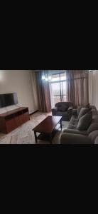 ein Wohnzimmer mit Sofa und Couchtisch in der Unterkunft Private flats in Salalah