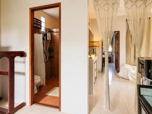 a bathroom with a mirror and a toilet in a room at Casa Eden - Double King Bed - Peaceful Garden Retreat - 4K SmartTV in Thong Sala