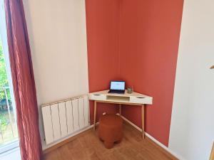 a room with a desk with a laptop on it at Ressource in Casteljaloux