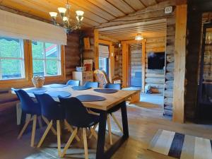 a dining room with a wooden table and chairs at Ruska in Syöte