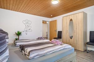 two beds in a room with a mirror at Carmen in Wald