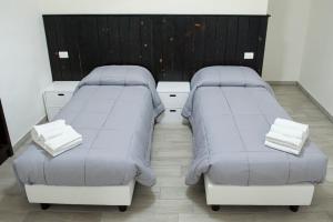 dwa łóżka ustawione obok siebie w pokoju w obiekcie Bed & Breakfast Ellenica w mieście Rionero in Vulture