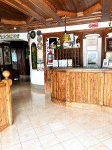 ein Restaurant mit einer hölzernen Bar in einem Gebäude in der Unterkunft Hotel Ai Pini in Vigo di Fassa