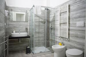 łazienka z prysznicem, toaletą i umywalką w obiekcie Bed & Breakfast Ellenica w mieście Rionero in Vulture