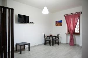 Telewizja i/lub zestaw kina domowego w obiekcie Bed & Breakfast Ellenica