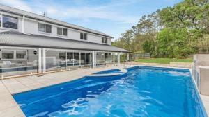 a swimming pool in the backyard of a house at Vintage Lodge in Pokolbin