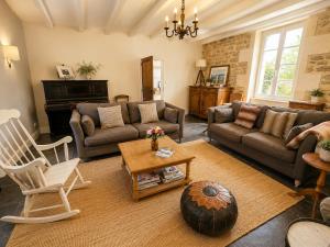 a living room with a couch and a table at La spacieuse maison des miots in Saint-Simeux