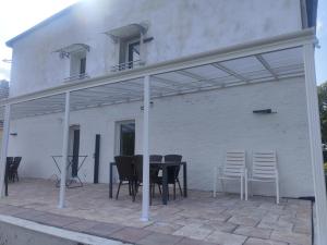 a patio with a table and chairs in front of a building at Ferienwohnungen Am Storchennest in Krembz bei Gadebusch in Krembz