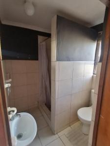 ein Badezimmer mit Waschbecken und Toilette in der Unterkunft Skippers Backpackers CC in Walvis Bay + 35 Fotos