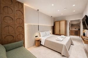 ein Hotelzimmer mit einem Bett und einer Couch in der Unterkunft Mageiras Boutique Hotel in Afytos