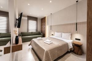 ein Hotelzimmer mit einem Bett und einer Couch in der Unterkunft Mageiras Boutique Hotel in Afytos