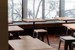 eine Reihe von Tischen und Hockern in einem Klassenzimmer in der Unterkunft OKINI - Doyanen Hotels in Osaka