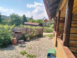 a backyard with a fence and a table and a chair at ViV in Vorokhta