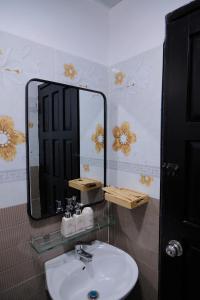 a bathroom with a sink and a mirror at Happy Sun Hotel in Mỹ Tho