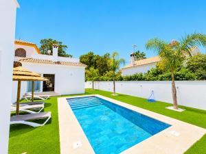 a swimming pool in the backyard of a villa at Playa Fuente del Gallo I in Conil de la Frontera