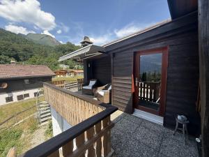 a balcony of a cabin with a view of the mountains at Chalet Montana mit Bergblick in Brunig