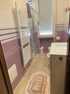 a small bathroom with a sink and a toilet at VIOLA CON SERVIZIO SPIAGGIA - LIDO ADRIANO in Lido Adriano