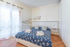 ein Schlafzimmer mit einem Bett und einem großen Fenster in der Unterkunft Bilo Corallo 2 Palau in Palau