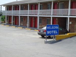 un cartel en un estacionamiento frente a un motel en Welborn Motel - Hamptonville, en Hamptonville