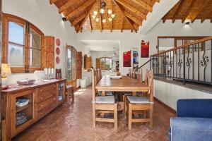 a kitchen and dining room with a table and chairs at Casa Do Cerro in Luz de Tavira