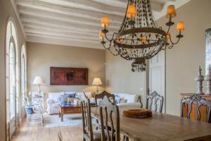 a dining room with a table and a chandelier at L’Hort de Sant Cebrià in Torroella de Fluviá