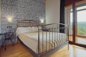 a bedroom with a bed with a black and white wall at Pensión Casa Felisa in Monforte de Lemos +30 photos