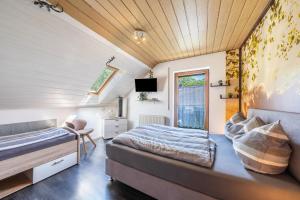 a bedroom in a tiny house with a bed and a window at Bassd scho in Ebensfeld