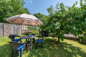 a table and chairs under an umbrella in a yard at Bassd scho in Ebensfeld