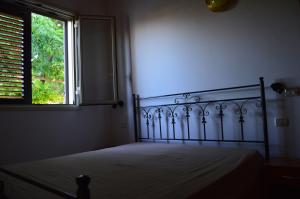 ドンナルカータにあるCase Vacanza Piccadillyの窓付きのベッドルームのベッド1台
