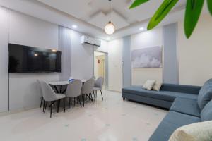 a living room with a blue couch and a table and chairs at شقه الاطلال in Jeddah