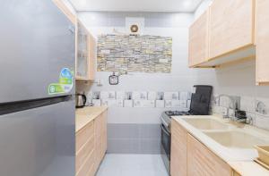 a kitchen with a sink and a stove at شقه الاطلال in Jeddah +28 photos
