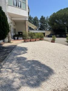 a gravel driveway in front of a house at Casa Kate in Scanzano
