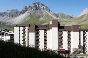 a large building with a mountain in the background at Résidence Pierre & Vacances Inter-Résidences in Tignes