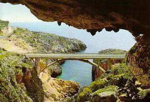 un puente sobre un cuerpo de agua en una cueva en Villa Nepole, en Torre Vado