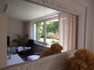 a mirror reflection of a room with a window at Ferien am See in Möhnesee