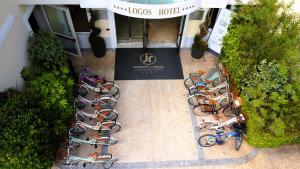 Eine Draufsicht auf eine Ansammlung von Fahrrädern, die vor einem Gebäude geparkt sind. in der Unterkunft JR Resort Logos Forte dei Marmi in Forte dei Marmi
