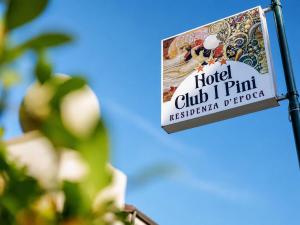 a sign for a hotelitzitz club ijitrescribed at Hotel Club I Pini - Boutique Hotel & Residenza d'Epoca in Lido di Camaiore