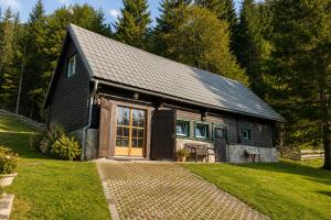 a barn with a gambrel roof and a driveway at Frein Chalets - Kaltenbach 1A in Frein