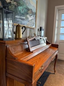 a wooden desk with a tea kettle on top of it at Hotel Stafholt in Varmaland