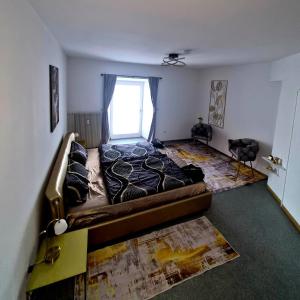 a bedroom with a large bed with a window at Henneberger Hof Goldstück in Münnerstadt